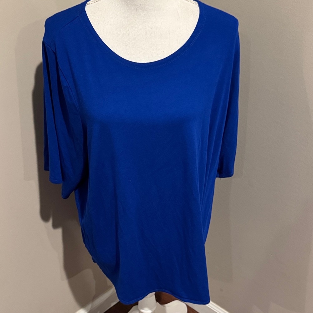 Cupio Curvy electric blue short sleeve top slightly curved up on sides